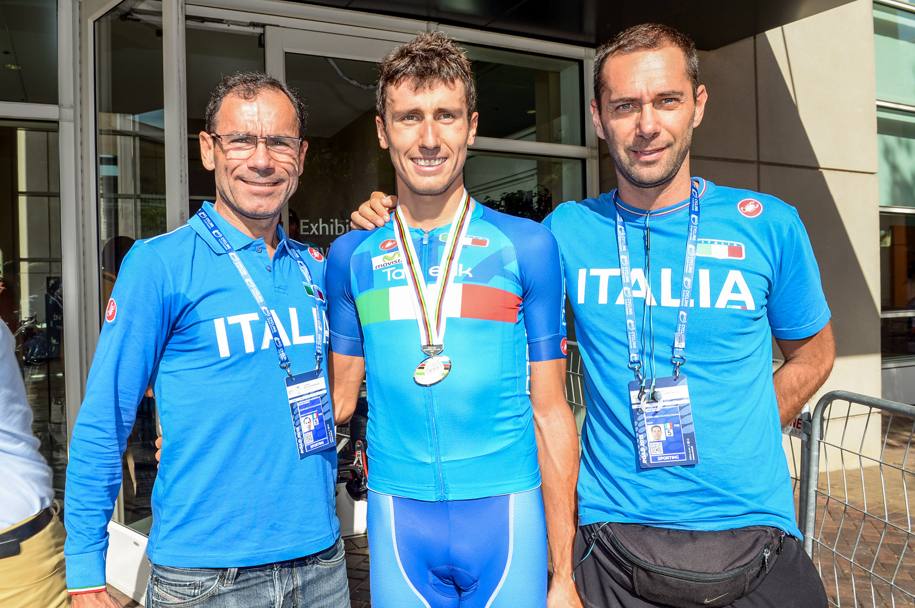 Adriano Malori con la medaglia al collo tra il commissario Davide Cassani e il collaboratore tecnico Marco Velo. Bettini